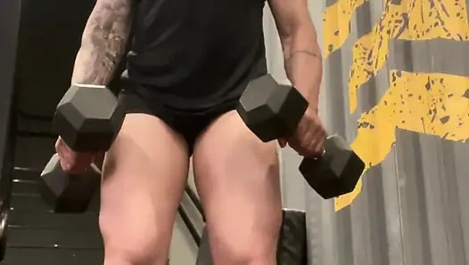 Soyunup sikişmeyi seven bir fitness annesi bulun