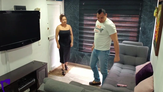 Orta yaşlı seksi kadın azgın komşu kocası uzaktayken beni baştan çıkarıyor ve göğüslerine dölle kaplanıyor