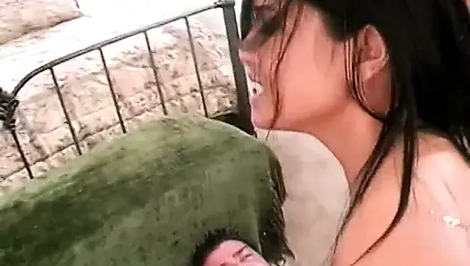 Beyaz adam Asyalı genç kızın götünü sikiyor ve sonra yüzüne boşalıyor