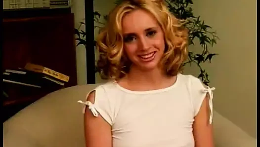 Ateşli genç sarışın ıslak amını siktiriyor