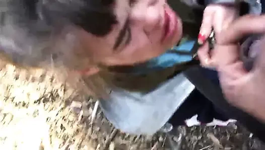 Fahişenin ağzına boşalıyor