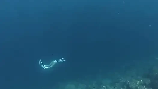 Denizde oynuyor