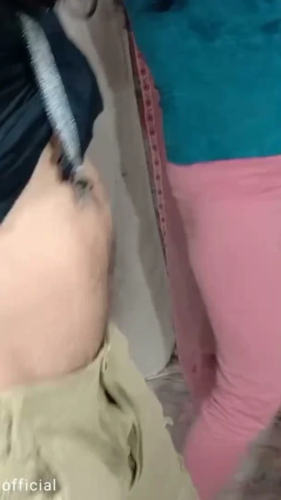Kanadalı uzun siyah saçlı üvey erkek kardeş desi üvey kız kardeşiyle dans ediyor | Klip 2