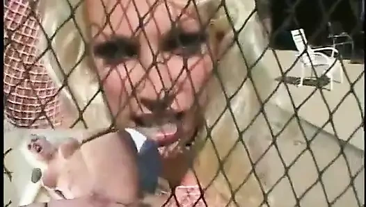 Azgın hatun bilardo masasında her iki deliğini de sert siktiriyor