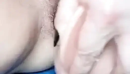 Olgun sürtük büyük bir fışkırtma yapıncaya kadar büyük kıllı amında yeni bir büyük oyuncak deniyor