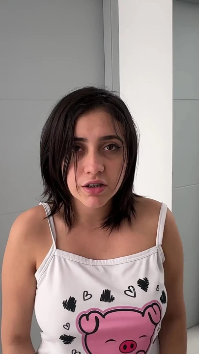 Küçük latin üvey kız kardeşim aynanın önünde sikişmeyi ve zengin götüne girmemi izlemeyi seviyor