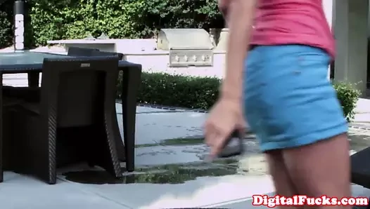 Bikinili güzel sarışın adım annelerin erkek arkadaşını baştan çıkarıyor