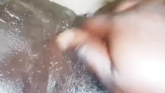 Azgın ıslak siyah amcık tek başına, ev yapımı titreşimler