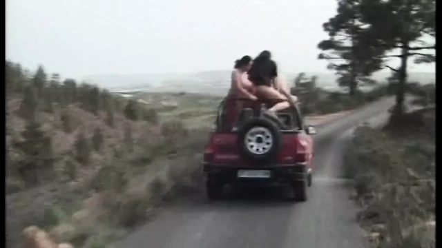 Ateşli seksi kız açık havada birden fazla sikişe sahip!