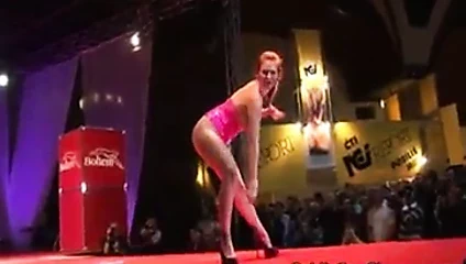 Kız cam yapay penis ile oynamaktan hoşlanır