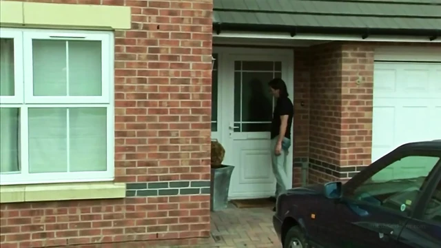 Sıska İngiliz evli kadın çifte sikiliyor