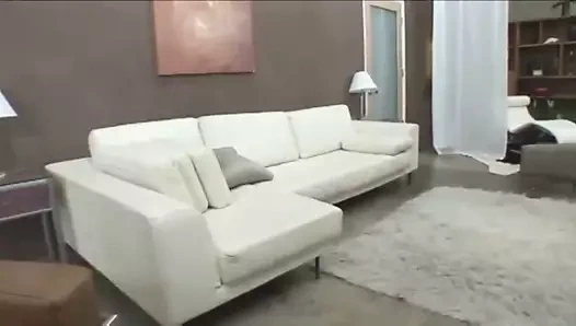 2 sarışın civcivler kolu bir büyük siyah çük