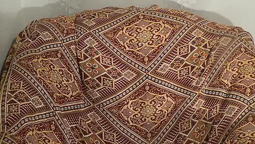 Ağzıma boşalana kadar büyük göğüslerim ve oyuncu dilimle büyük yarağını memnun ediyor