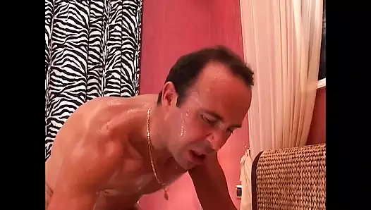 Boşalmak için ıslak amında bir el