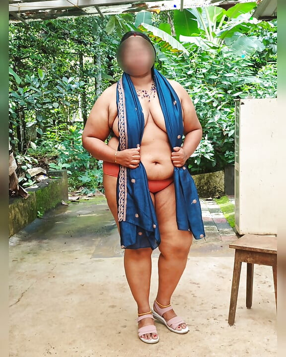 Hintli kız mavi şalvarda üstsüz seksi fotoğraf çekiminde, çekimden sonra