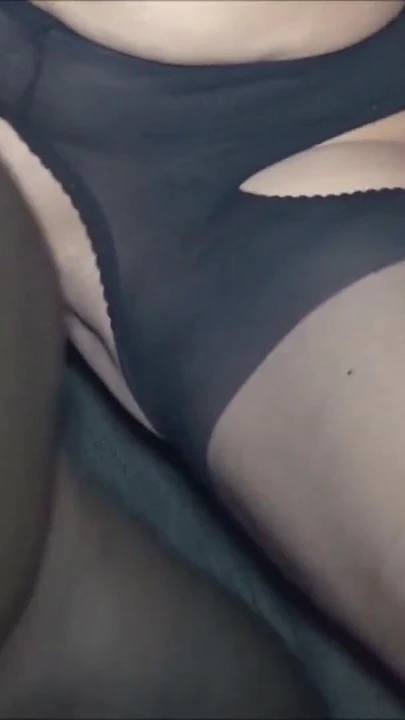 Обязательный для просмотра момент из "Немецкая мачеха Марин трахает огромный черный член и друг снимает на видео"