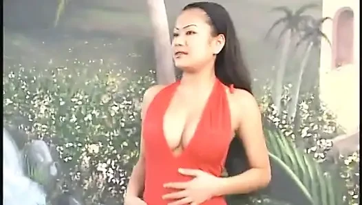 Çarpıcı Asyalı güzel bir yüze boşalma olana kadar iki büyük ördeği emiyor ve okşuyor