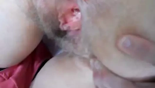 Pembe kedi göstermek için pembe külot aşağı çekerek