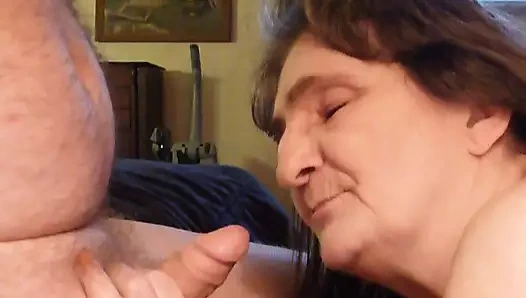 Ben kocamın yarak emen fahişesiyim ve buna bayılıyorum, yutıyorum