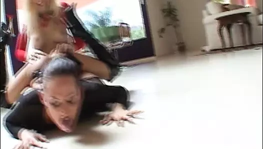 Iki busty Alman civcivler Başlarken becerdin sert tarafından iki sert peckers