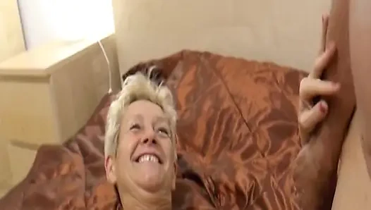 Alman nine otel odasında kocası tarafından sikiliyor