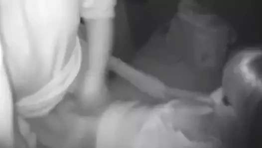 Bir kabinde oynayan bir adamla 2 korkak