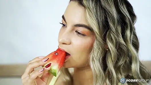 Yeni gelen Lia Tovar'ın şortunun dışında kalıyor.