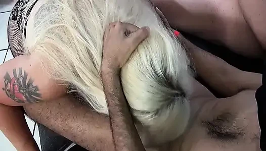 gerçek amatör prezervatifsiz iki Alman düzgün vücutlu kız yaşlı adamlarla grup seks yapıyor