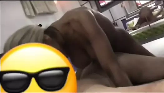 Büyük memeli tgirl erkeklerin götünü sikiyor