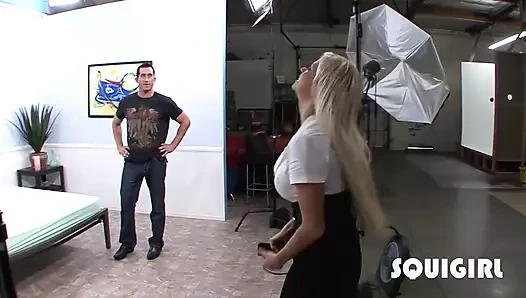 Büyük memeli sarışın onu sikmesi için ev sahibini kandırıyor