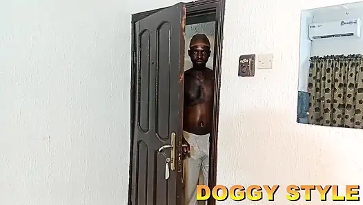 Sabah erken saatlerde patronumun yanında piliçle sikişiyorum ve fışkırtıyor