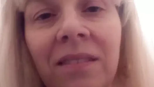 Seksi sarışın büyük popo her pazar canlı şarkı söylüyor