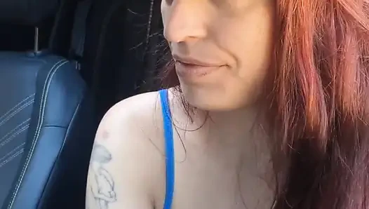 Eşim işten ayrılıyor ve porno sinevasında, yabancılardan emiyor ve boşalmaya çalışıyor!