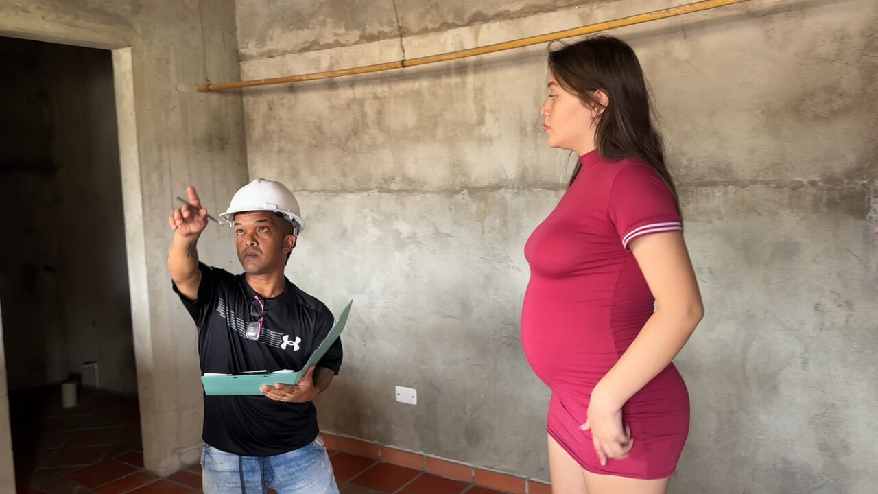 Küçük mühendis, evinde muayene yaptığı için hamile bir kızı sikiyor ve sonunda büyük büyük yarağını içine sokuyor.