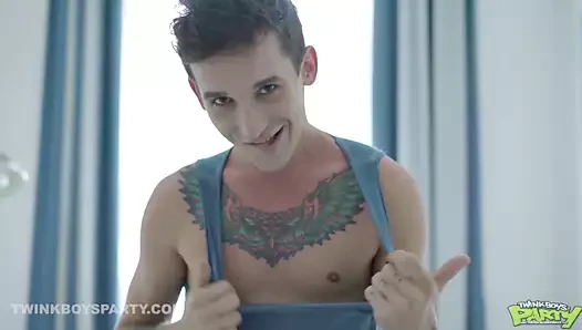 Kendini kahrolası inked twink gerizekalı kapalı