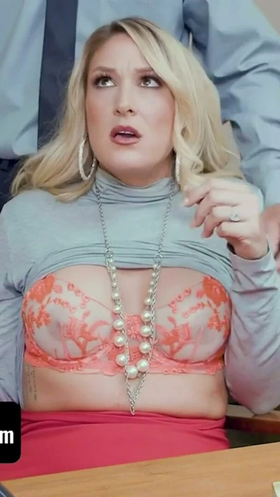 Sapık müdür - büyük götlü üvey anne Charley Hart müdürün ofisinde sikiliyor - tam film | Klip 1