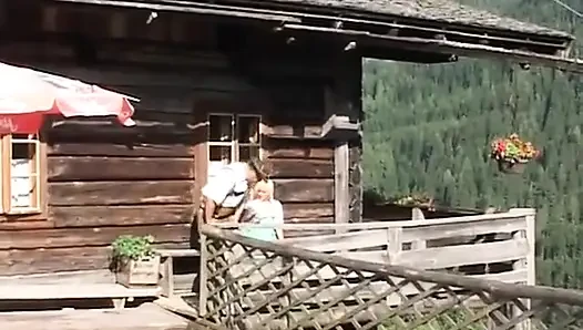 Sarışın açık havada sikişiyor