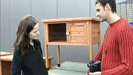 Edepsiz esmer Alman genç kızın yüzüne boşalmadan önce sikiliyor