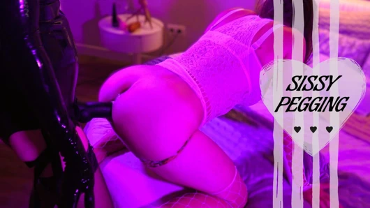 Kadın kılıklı kadın tıkalı ve sikiliyor