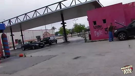 Arabasıyla yardıma ihtiyacı vardı ama adam aynı zamanda yüksek topuklu yaramaz esmer için anal seks yaptı