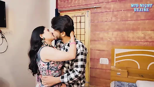 Kolaj kız arkadaş yatak odasında erkek arkadaşını baştan çıkarıyor