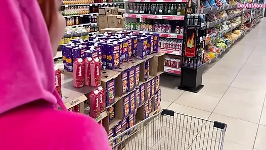 Halka açık bir otoparkta arabada bir yabancıyı siktim.