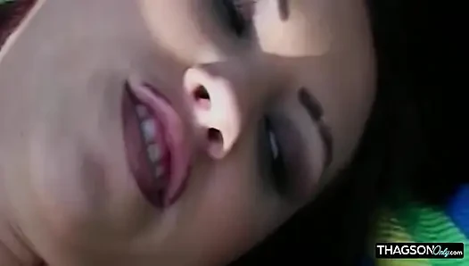 Havuz kenarındaki esmer orta yaşlı seksi kadın yoğun sikişten ıslak