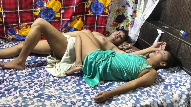 Olgun Hintli adam 18 yaşındaki genç desi baldızını sikiyor