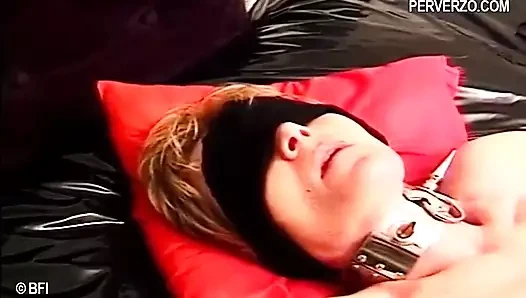 Gözleri bağlı sürtük bağlanıyor ve kırbaçlanıyor