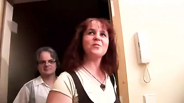 Şanslı yaşlı bir adam seksi karısını sikiyor