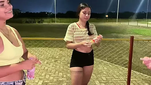 Parkta dondurma yedikten sonra arkadaşımla sikişiyorum