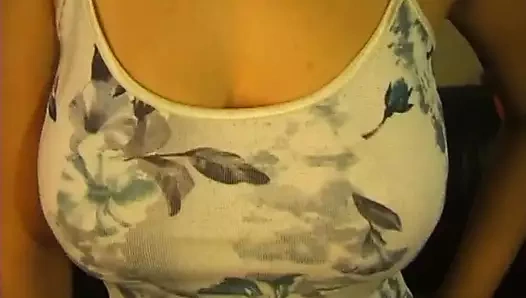 Kuzenim Alisa büyük doğal memeli ve tıraşlı amcıklı esmer bir porno seçmeleri yaptı