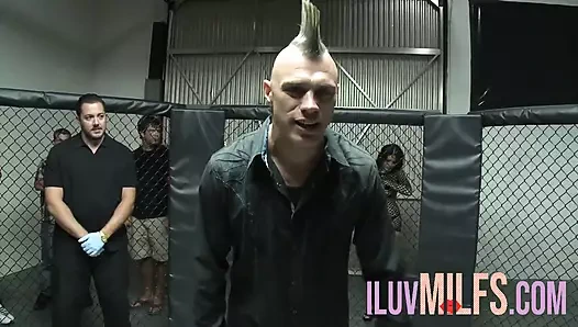 Sıska küçük memeli sarışın vahşi seksten sonra boşalıyor