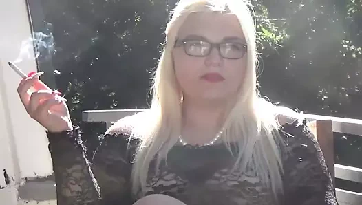 Mariella sigara içen mutlu mega topuklu